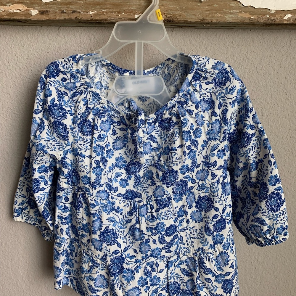 Old Navy floral top in excellent condition. Size 6-7.